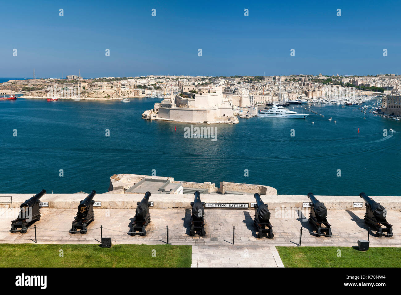 Blick auf den Grand Harbour Marina, Fort St. Angelo und die birgu Bezirk vom Salutierte Batterie in der Altstadt von Valletta, der Hauptstadt von Malz gesehen Stockfoto