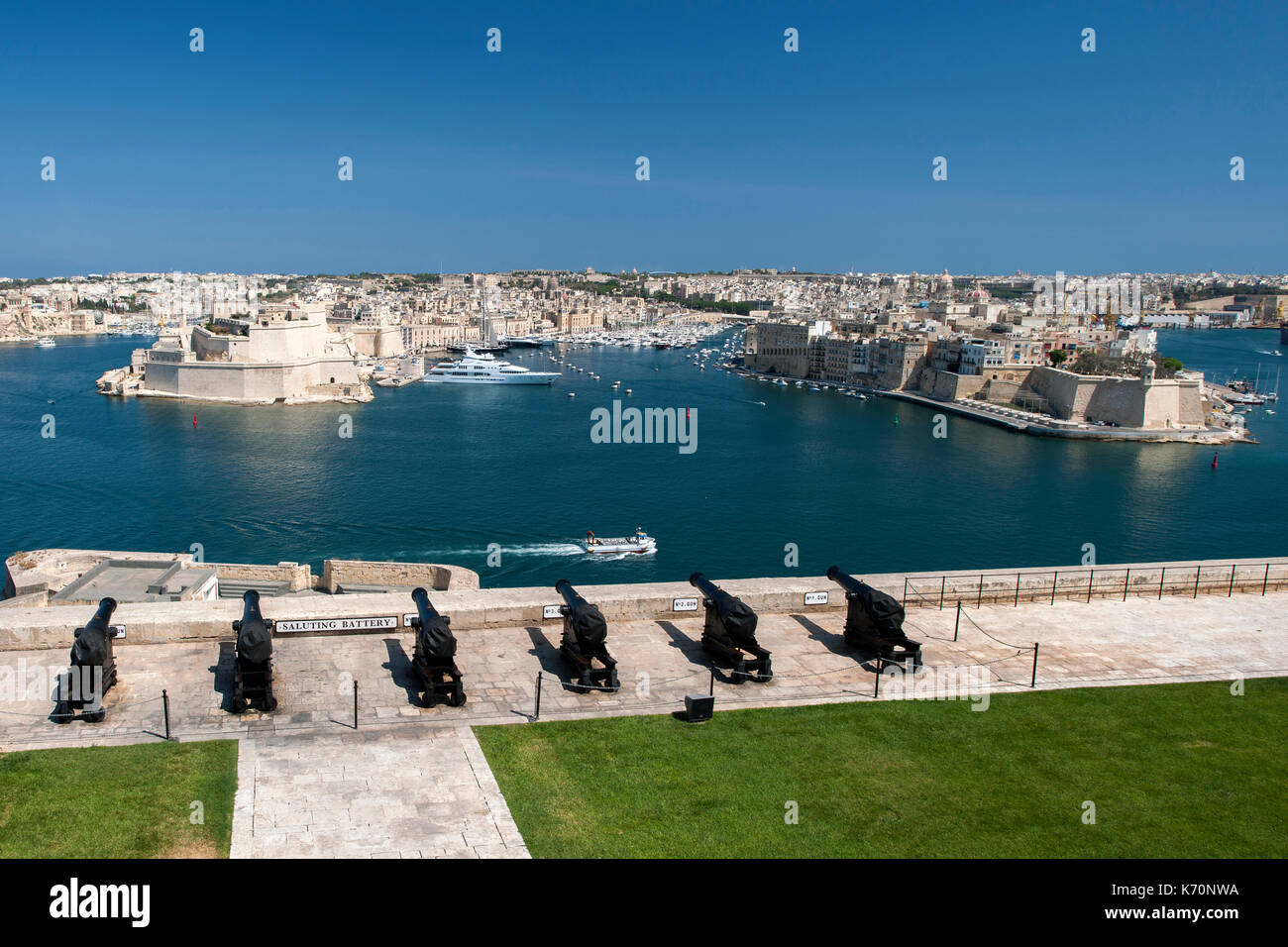 Blick auf den Grand Harbour Marina, Fort St. Angelo und die Birgu & Senglea Bezirke aus der ehrenkompanie Batterie in der Altstadt von Valletta, die Capi gesehen Stockfoto