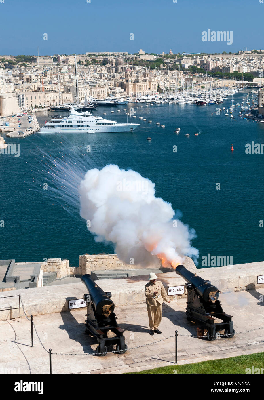 Die 12:00 Uhr Kanone aus dem Salutierte Batterie in Valletta, der Hauptstadt von Malta, gefeuert. Stockfoto