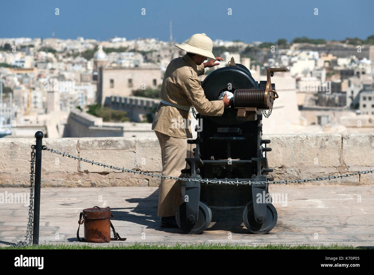Die 12:00 Uhr Kanone für Feuern auf den Salutierte Batterie in Valletta, Malta vorbereitet. Stockfoto