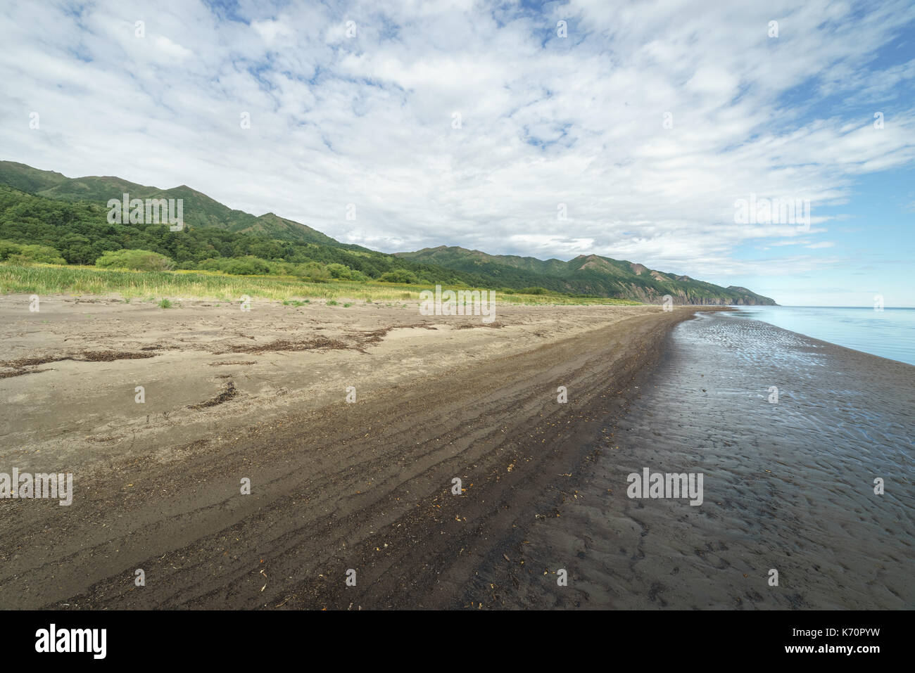 Küste des Meeres in düsteren Wetter Insel Sachalin, Russland Stockfoto