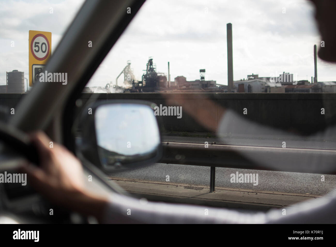 Anzeigen der Port Talbot, durch van Fenster, von der m4. Harriet baggley Stockfoto