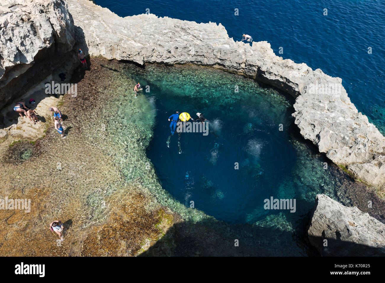 Tauchplatz in der Nähe des ehemaligen Azure Window Rock arch in der Nähe von Dwejra Bay auf der Insel Gozo in Malta. Stockfoto