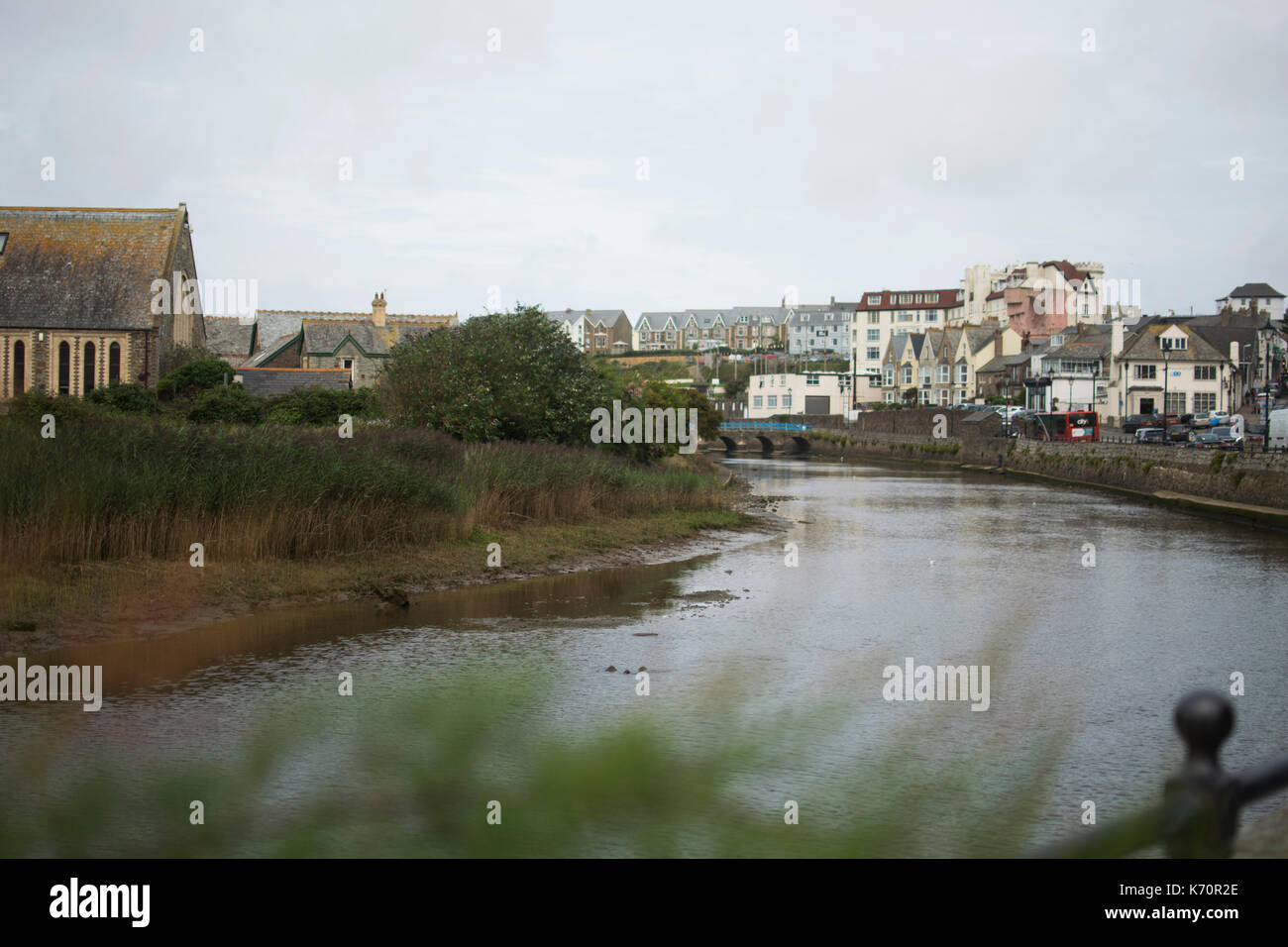 Mit Blick auf den Fluss, Bude, Cornwall. Harriet baggley Stockfoto
