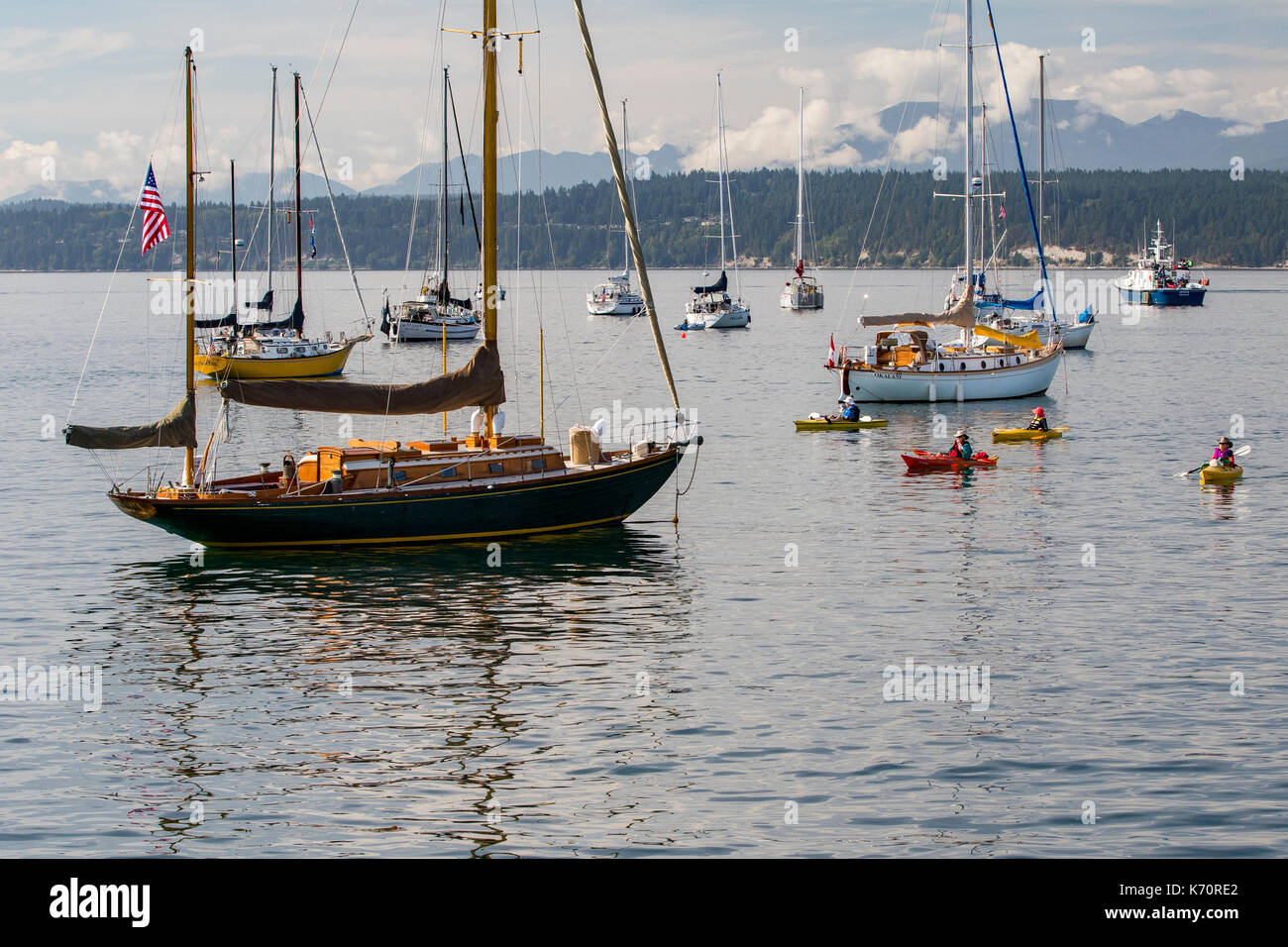 Wooden Boat Show Port Townsend, Segelboot vor Anker in der Bucht in der Nähe von Punkt Hudson. Stockfoto