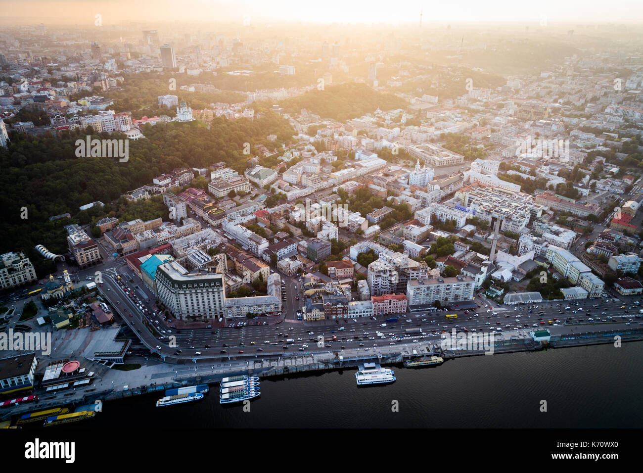 Panoramablick auf eine moderne Stadt bei Sonnenuntergang. Post Square, Podol Bezirk der Stadt Kiew, Ukraine. Luftaufnahme Stockfoto