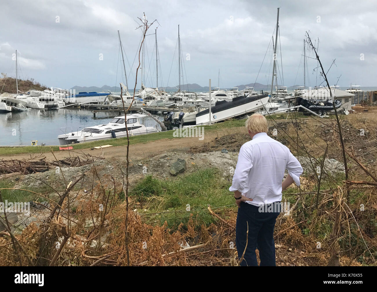 Außenminister Boris Johnson Umfragen die Schäden in Tortola auf den British Virgin Islands nach dem Hurrikan Irma der Region zerschlagen. Stockfoto