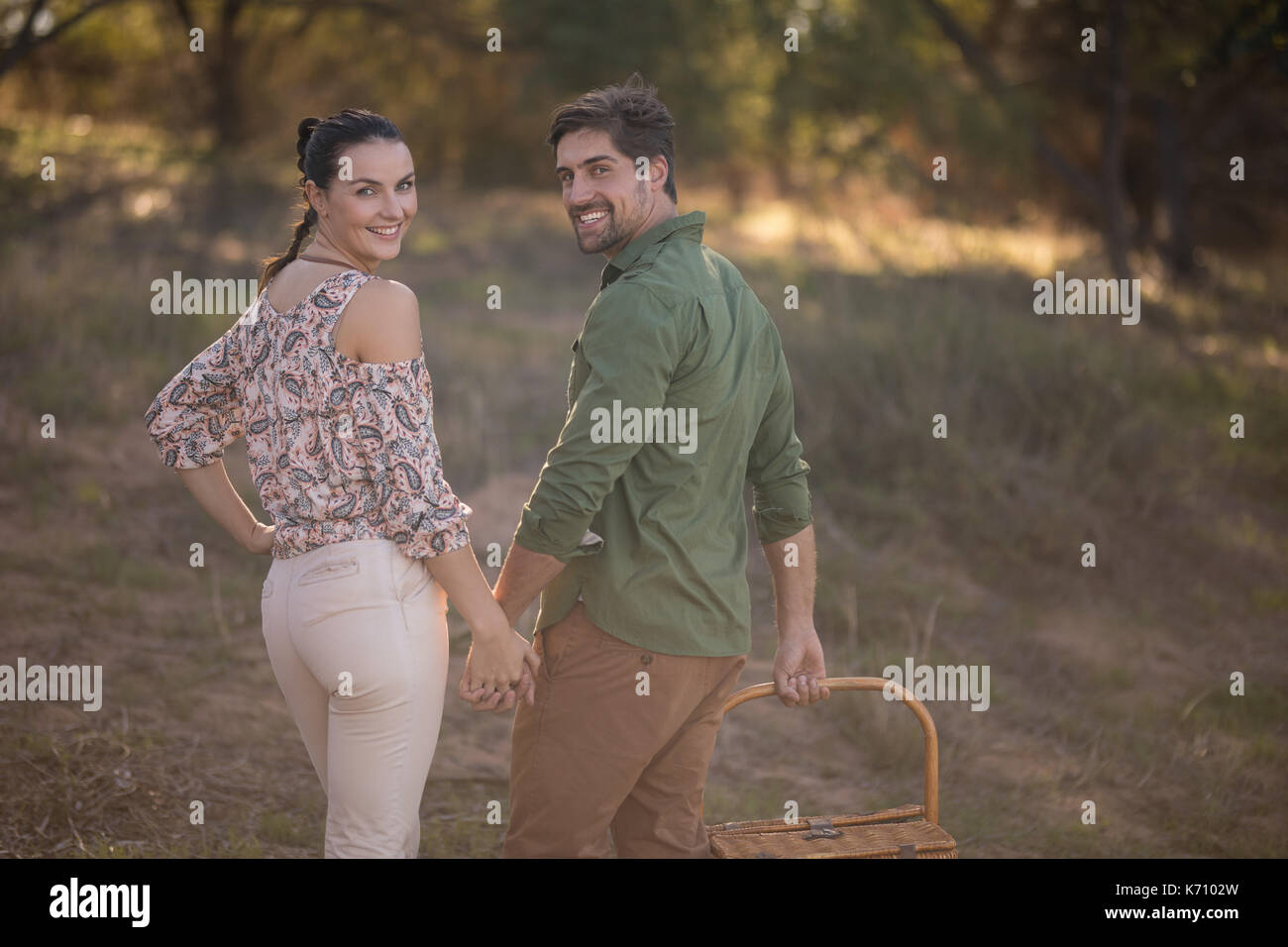 Portrait von glückliches Paar Spaß während der Safari Ferienhäuser Stockfoto