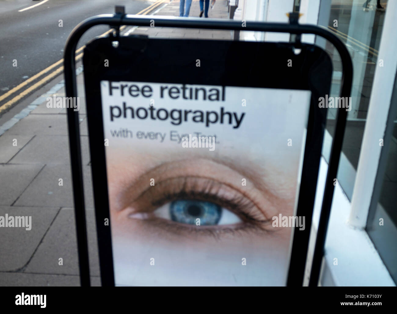 Auge Test Zeichen außerhalb ein augenoptiker, unscharf, Großbritannien Stockfoto
