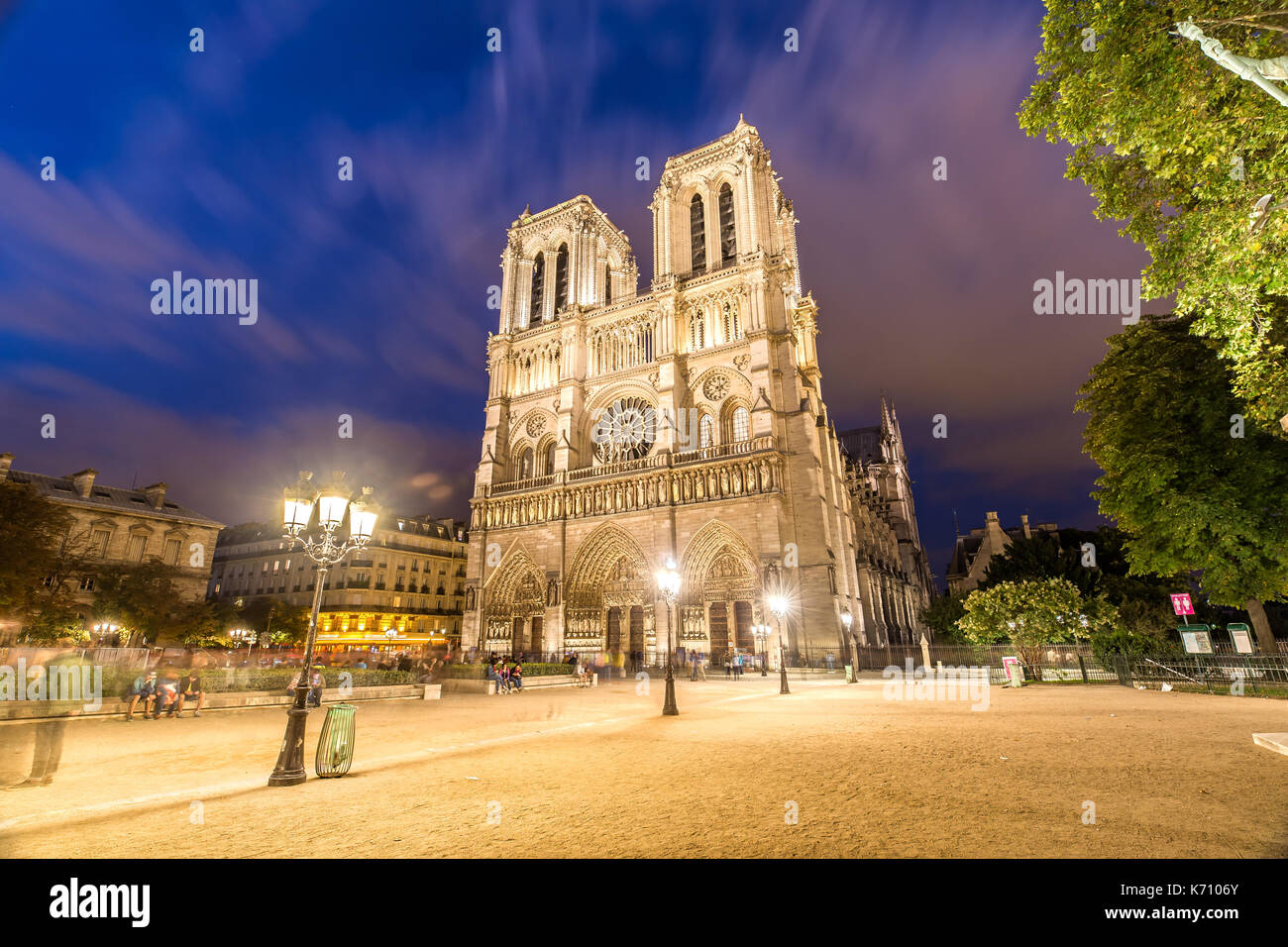 Notre Dame und die seine in Paris bei der Abenddämmerung Stockfoto