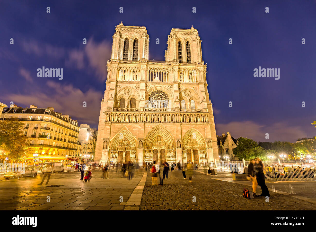 Notre Dame und die seine in Paris bei der Abenddämmerung Stockfoto