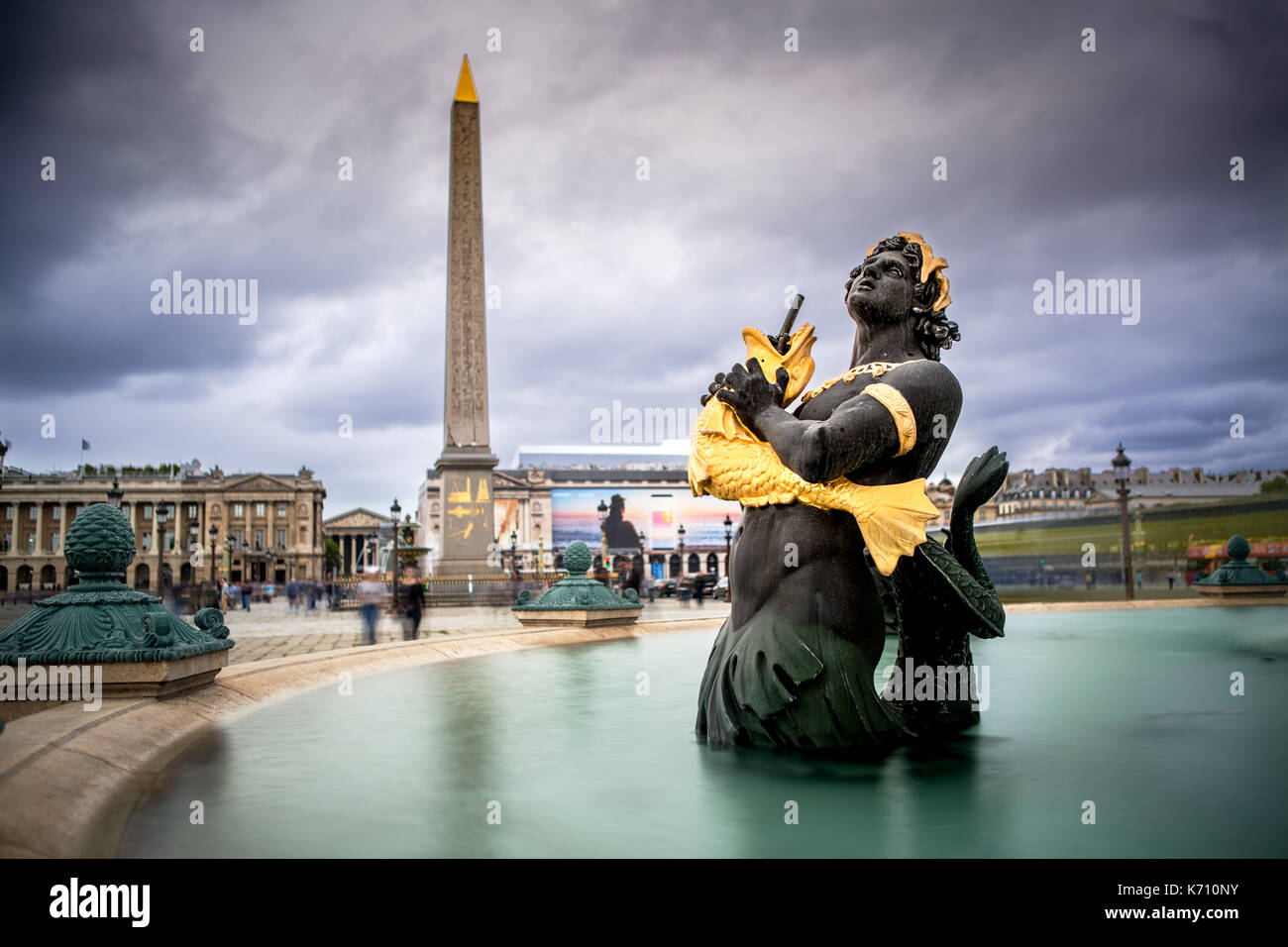 Nahaufnahme der Fontaine des Mers auf dem Place de la Concorde in Paris, Frankreich Stockfoto