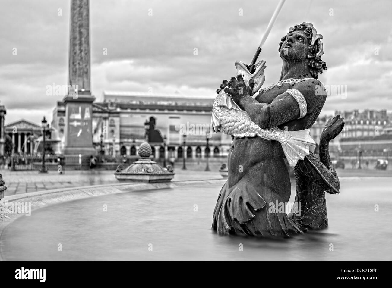 Nahaufnahme der Fontaine des Mers auf dem Place de la Concorde in Paris, Frankreich Stockfoto
