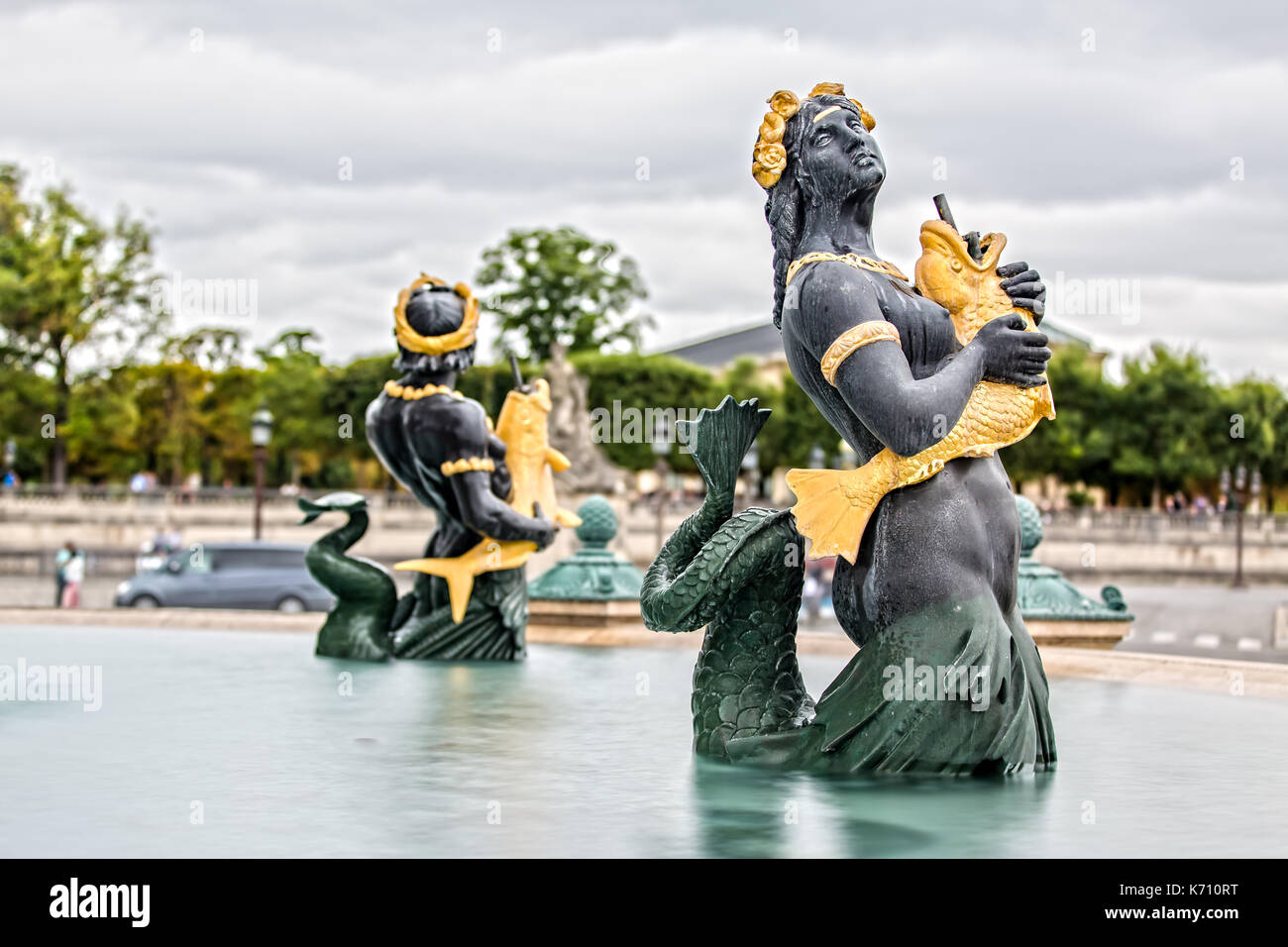 Nahaufnahme der Fontaine des Mers auf dem Place de la Concorde in Paris, Frankreich Stockfoto