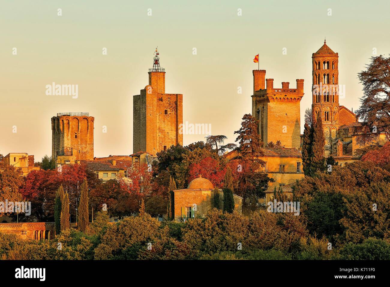 Frankreich, Gard, Uzès, Blick auf die Stadt bei Sonnenuntergang mit dem Herzogtum und Turm Fenestrelle Stockfoto