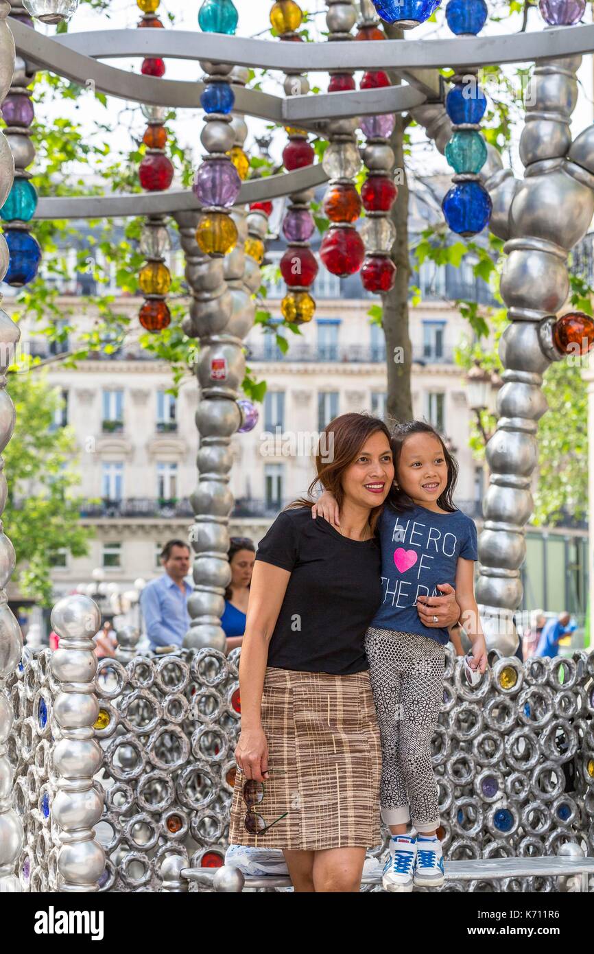 Frankreich, Paris, Palais Royal, Place Colette, u-bahn haltestelle des Palais Royal Louvre Museum, von Jean Michel Othoniel im Jahr 2000 entwickelt wurde, berechtigt, Kiosque des Noctambules Stockfoto