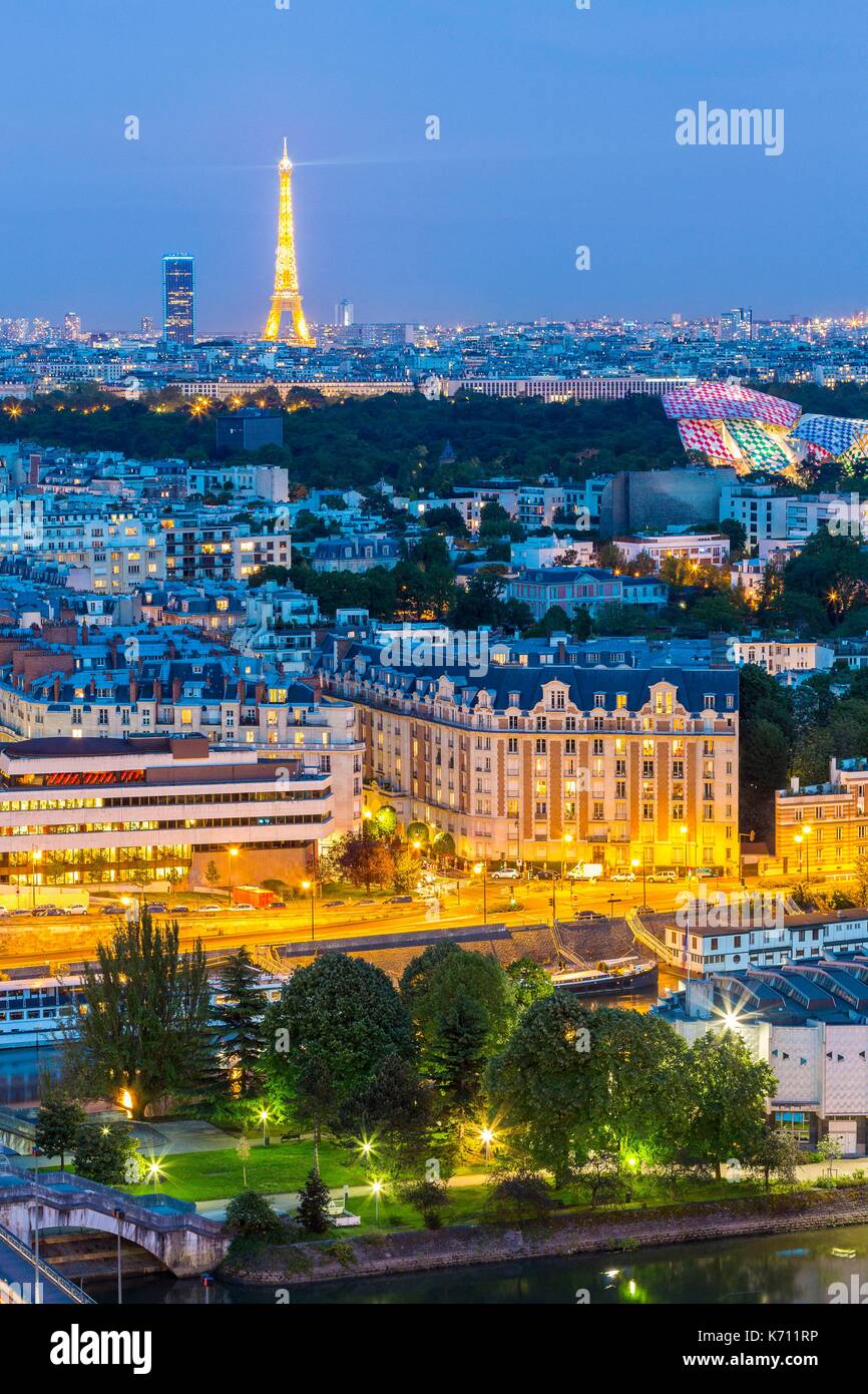 Frankreich, Paris, Neuilly-sur-Seine mit Blick auf die Brücke, die die Insel in Puteaux, Bois de Boulogne, der Louis Vuitton Foundation, der Eiffelturm (1889) und dem Turm Montparnasse 1973) Stockfoto