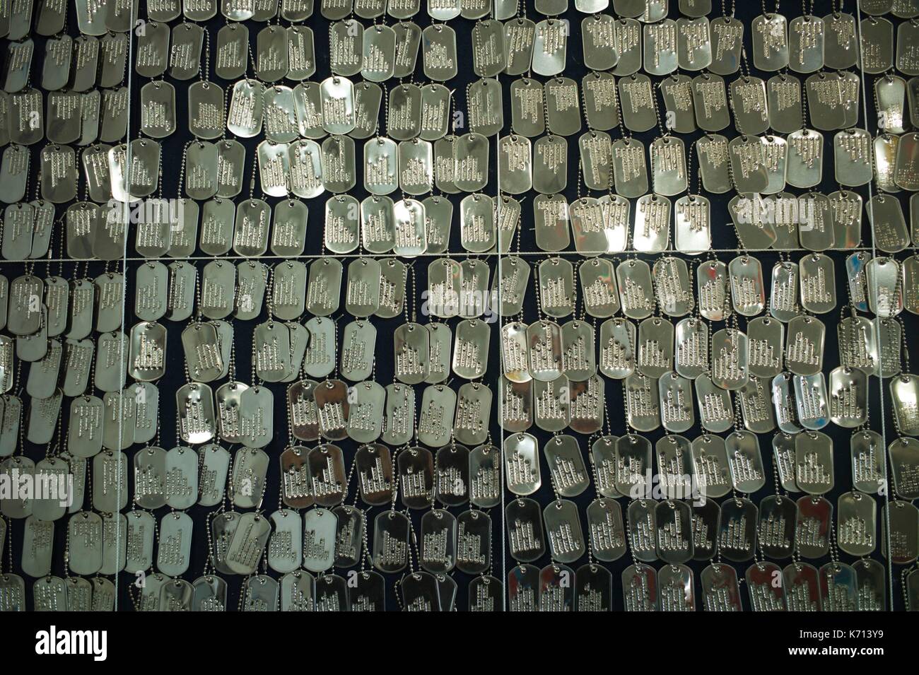 Usa, North Dakota, Fargo, Fargo Air Museum, an der Wand der militärischen Dog Tags Stockfoto