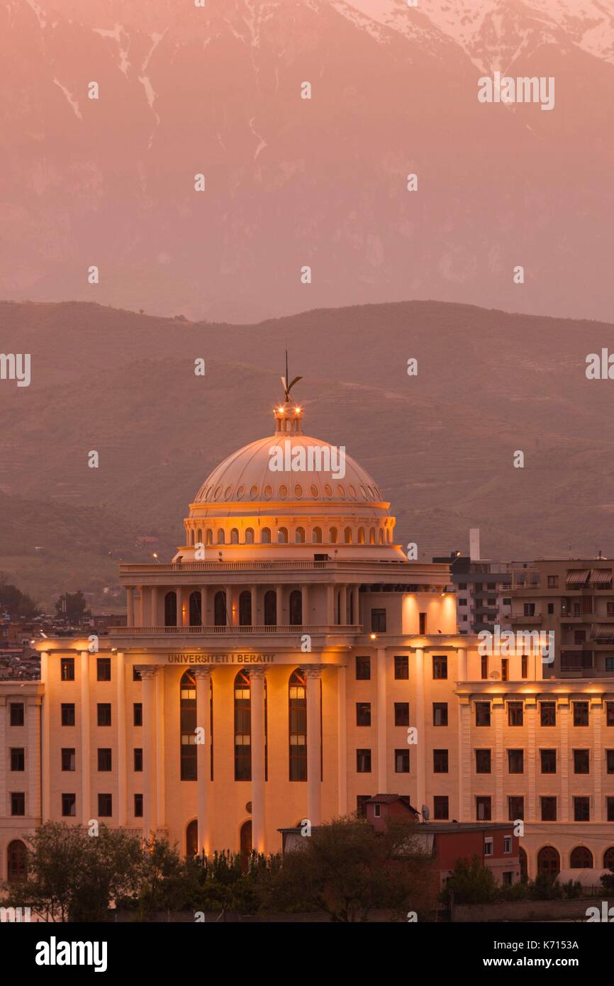 Albanien, Berat, Berat Universitätsgebäude, erhöhten Blick, Morgendämmerung Stockfoto