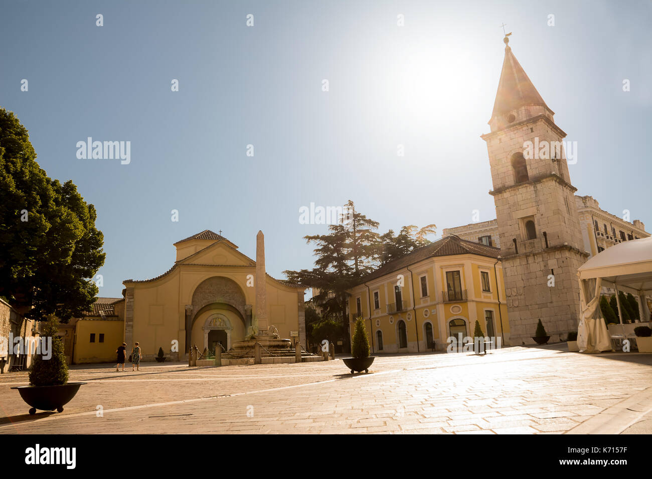 Kirche von Santa Sofia und ihrem Glockenturm mit blauer Himmel in Latina (Italien) Stockfoto