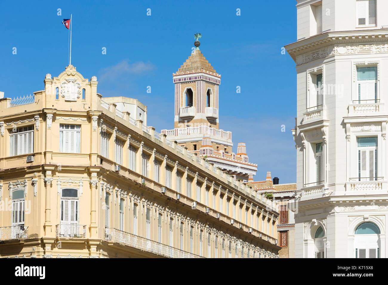 Kuba, Provinz Ciudad de la Habana, Havanna, Habana Vieja Bezirk als Weltkulturerbe von der UNESCO, Fassaden der Plaza Hotel whiwh genutzt, um das Haus des Marques de Pinar del Rio Familie im Jahre 1909, der neue Gran Manzana Hotel Kempinski, dem Großen zu speichern Manzana de Gomez, und der Turm des Edifio Bacardi Bacardi (Gebäude) im Hintergrund. Stockfoto