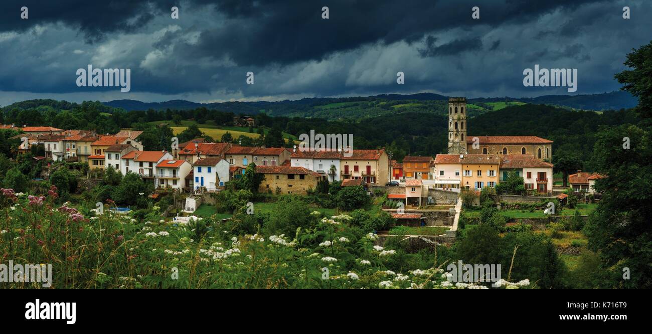 Frankreich, Ariège, Rimont, Dorf der Piemont Pyrenäen unter einem Himmel der Stürme Stockfoto