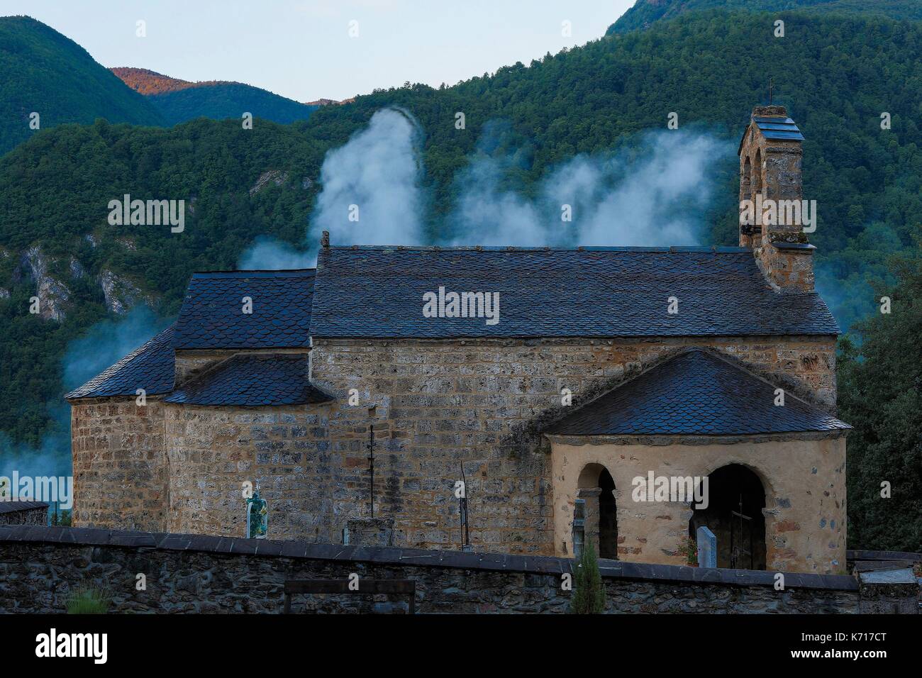 Frankreich, Ariège, Vernaux, St Marthe, romanische Kapelle in einem Pyrenäen Tal unter der Morgennebel bei Sonnenaufgang Stockfoto