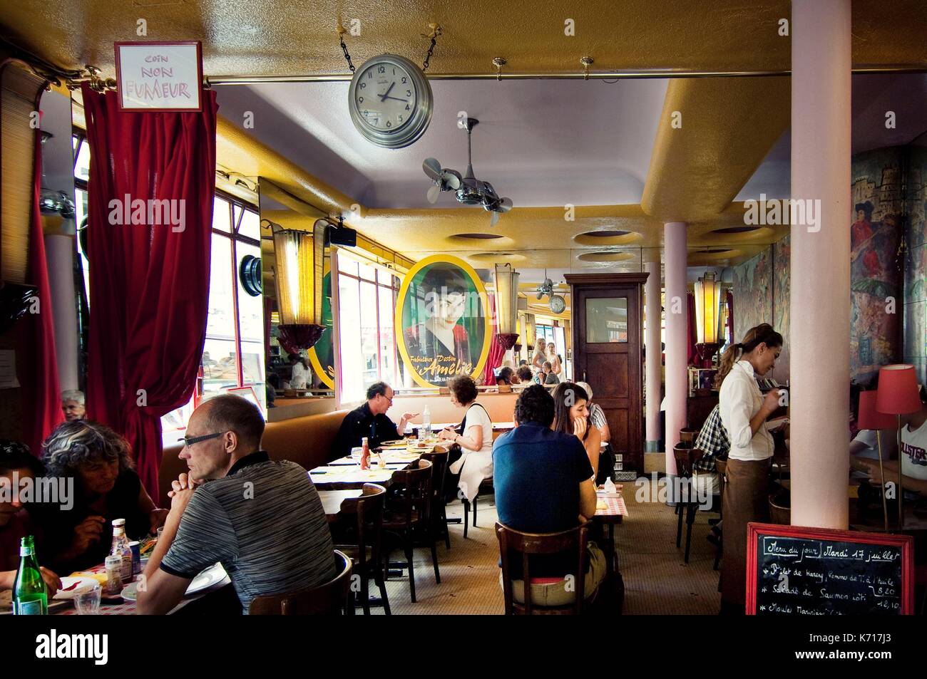 Frankreich, Paris, Bereich als Weltkulturerbe der UNESCO, Montmartre, Les Deux Moulins cafŽ, berühmten französischen Film die fabelhafte Welt der Amelie Le fabuleux Destin d'AmŽlie Poulain Stockfoto