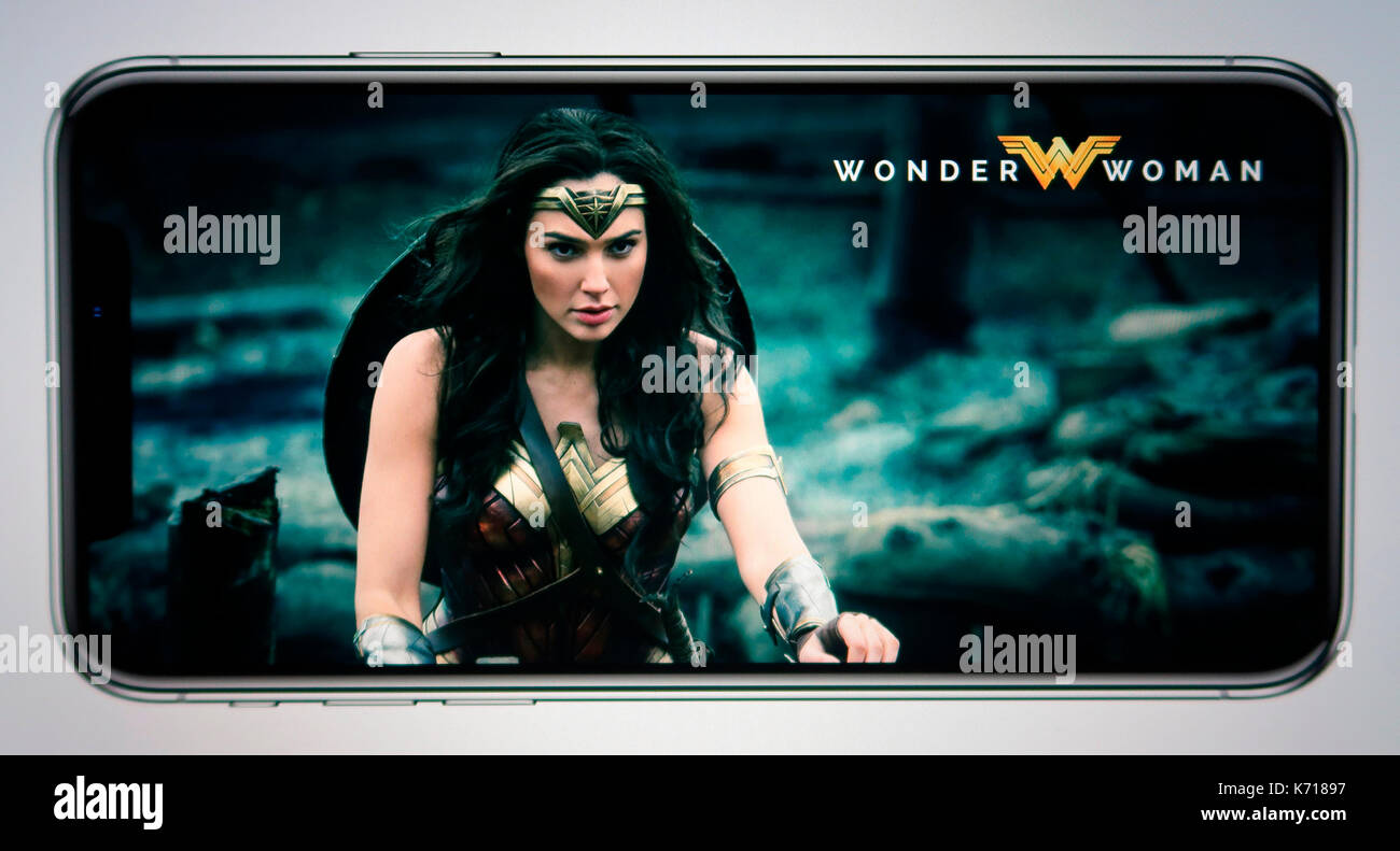 Online Filme auf einem Telefon Stockfoto