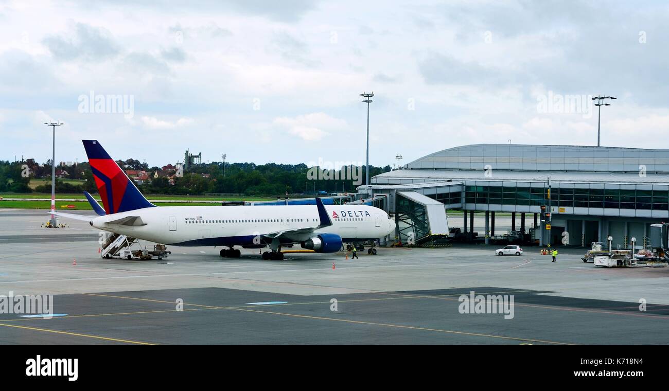 Prag, tschechische Republik - 21. SEPTEMBER 2013: Delta Air Lines Boeing 767-300 an der Schürze ist bereit für die Fluggäste an Vaclav Havel Flughafen Prag o Stockfoto