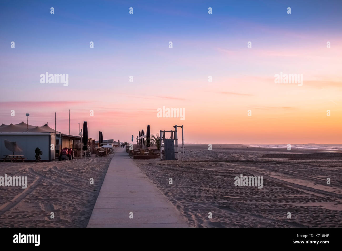 Rosa Himmel am Strand Stockfoto