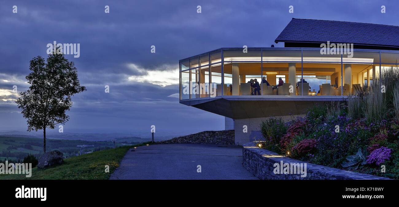 Frankreich Aveyron Aubrac Laguiole Terrasse Aussichtsturm Gourmet Restaurant Sternekoch Michel Bras Stockfotografie Alamy
