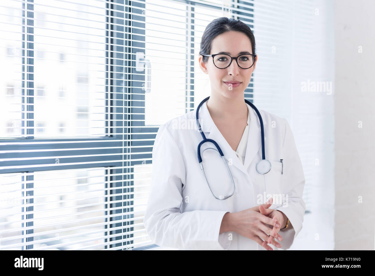 Portrait einer jungen Krankenschwester oder der Arzt an Kamera suchen mit Co Stockfoto