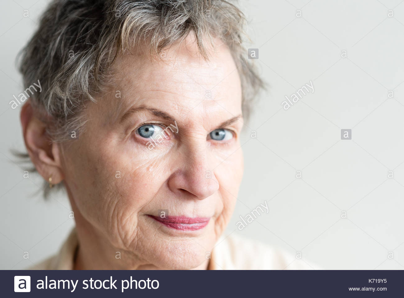 In Der Nahe Der Schone Altere Frau Mit Kurzen Grauen Haaren Und Blauen Augen Augenbrauen Und Suchen Skeptisch Selektive Fokus Stockfotografie Alamy