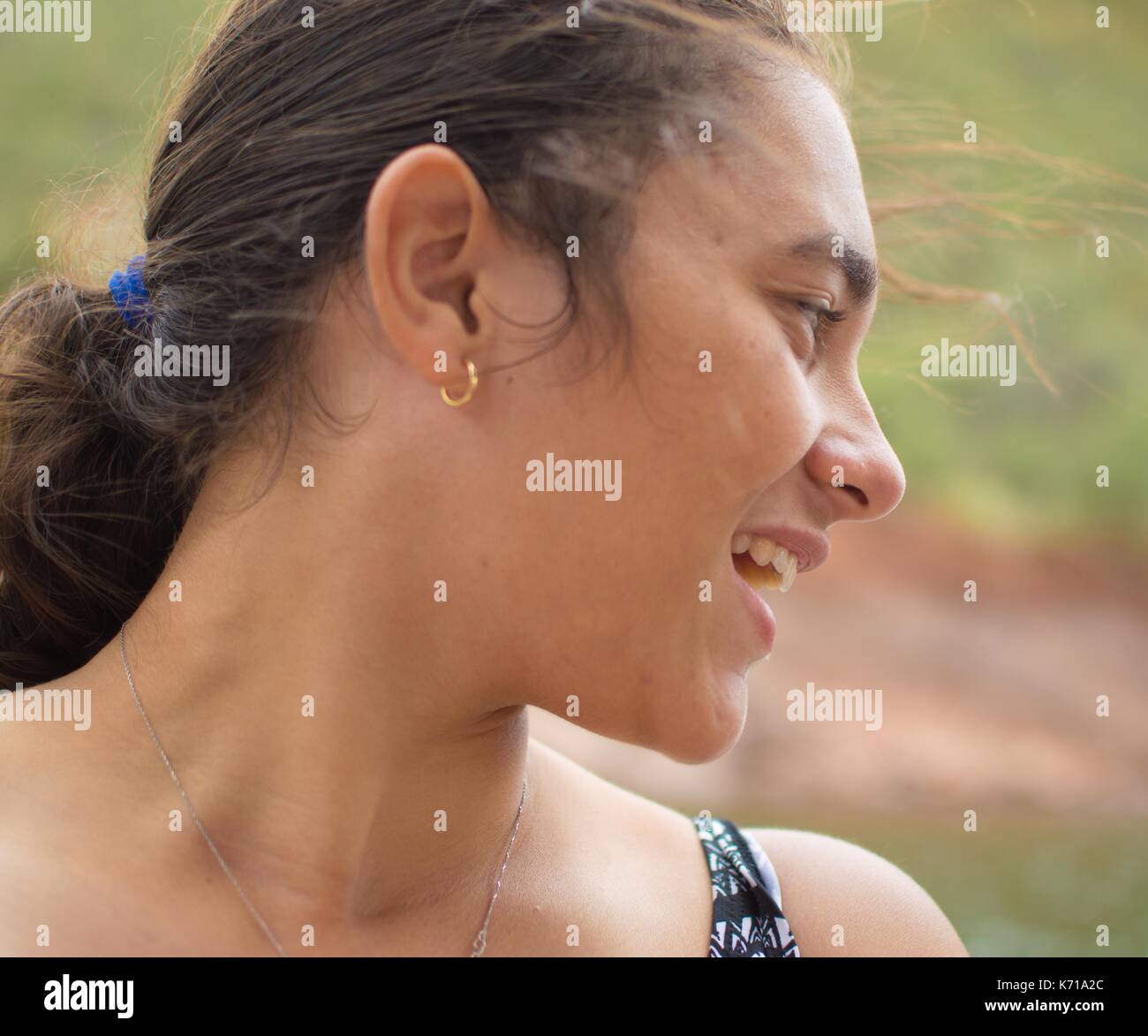 Jugendliche schwimmen letzte Tage des Sommers Stockfoto