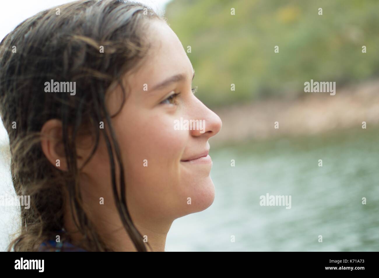 Jugendliche schwimmen letzte Tage des Sommers Stockfoto