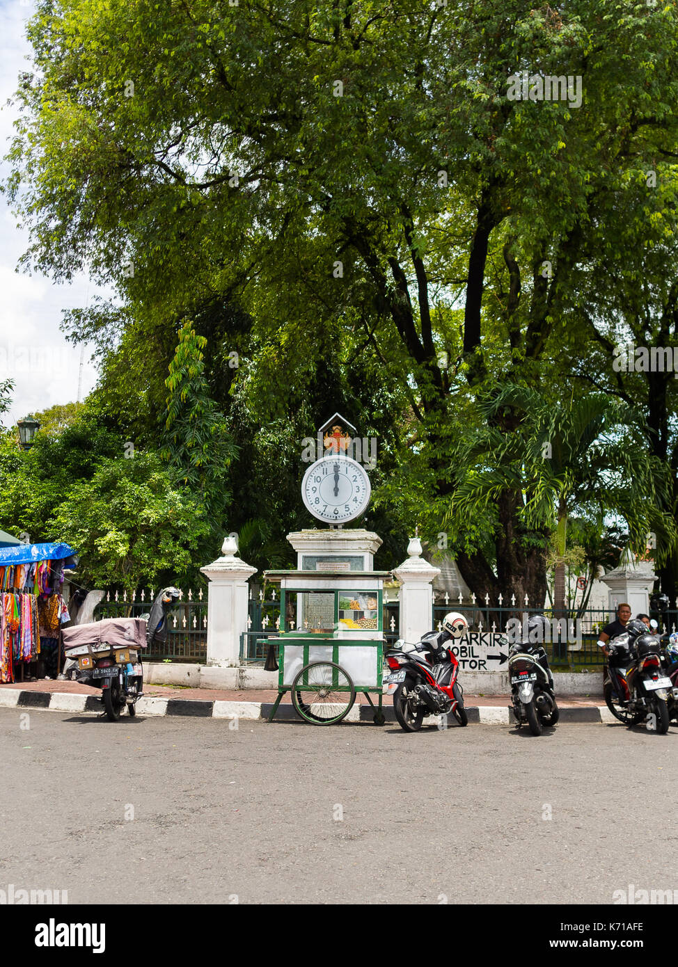 JOGJA, Indonesien - August 12, 2 O17: Einige Motorräder in der Straße geparkt, um eine arme Stadt Urban House in jogja Yogyakarta Indonesien Stockfoto