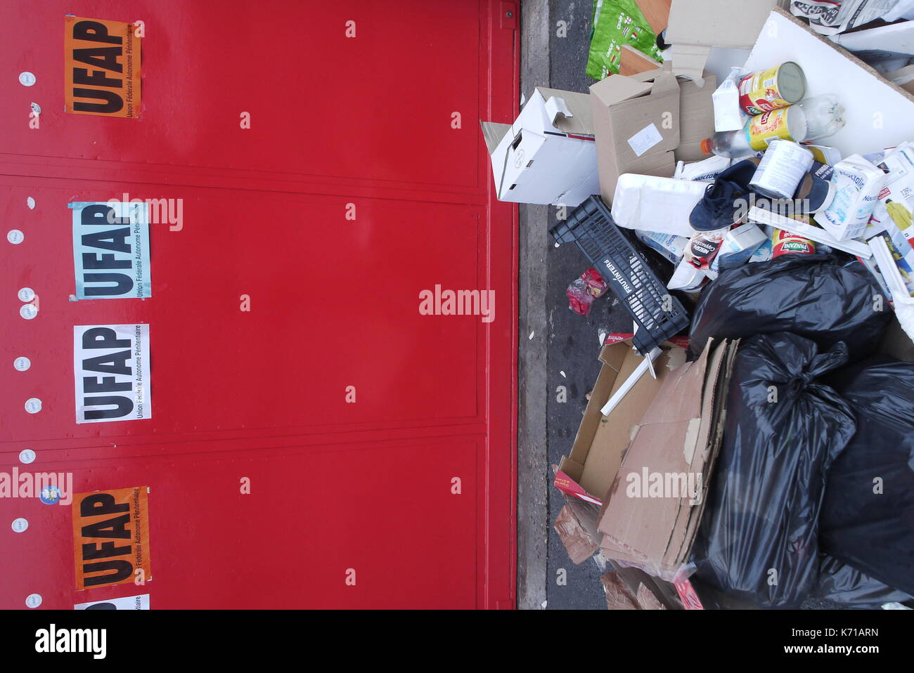 Wachmänner blockieren den Zugang zum Gefängnis Villefranche-sur-Saone, um gegen die Arbeitsbedingungen in Villefranche-sur-Saone, Frankreich, zu protestieren Stockfoto