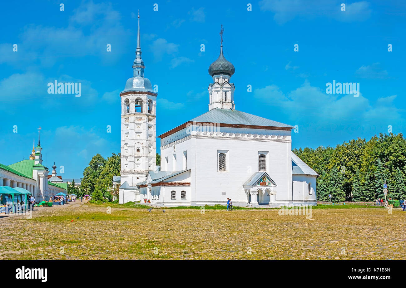Wladimir, Russland - Juli 1, 2013: Die weiße Auferstehung Kirche mit dem schönen Glockenturm in der Mitte des Marktplatzes, die Innenstadt, auf Ju Stockfoto