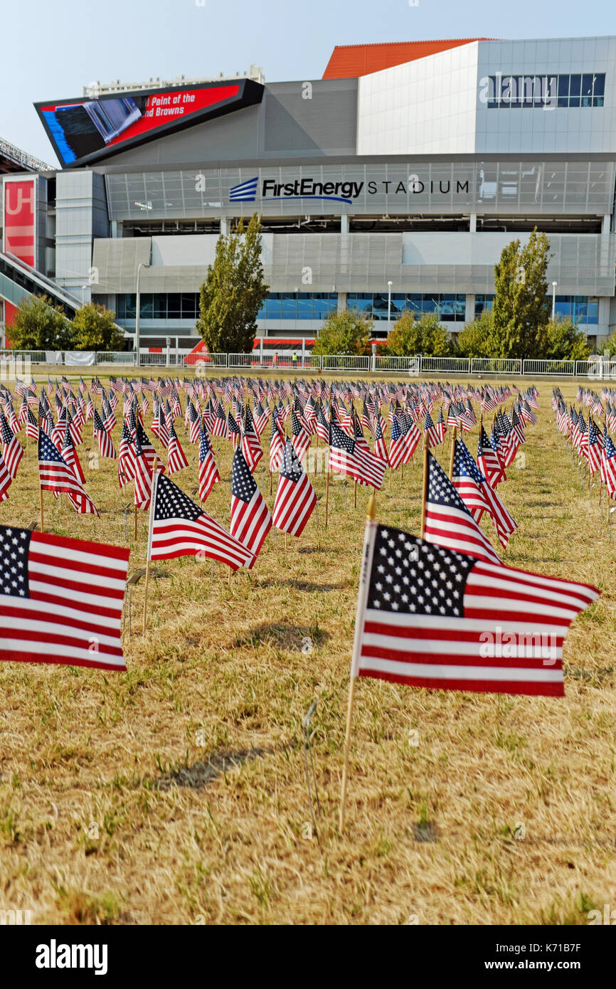 Miniatur US flags gegenüber vom ersten Energy Field, der Heimat der Cleveland Browns, in Cleveland, Ohio, USA am öffnung Tag gepflanzt. Stockfoto