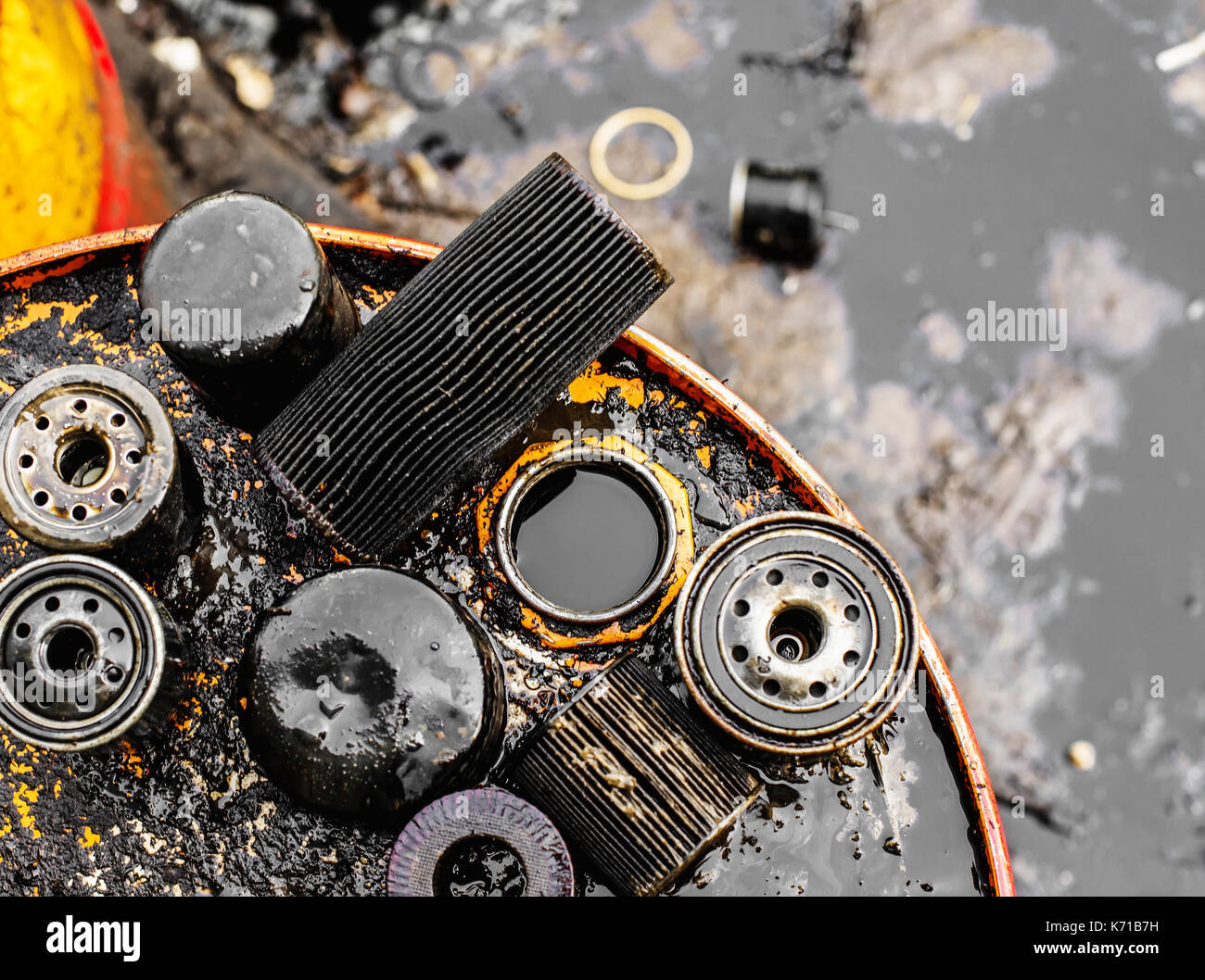 Gebrauchte Ölfilter für geringe Schärfentiefe Stockfoto