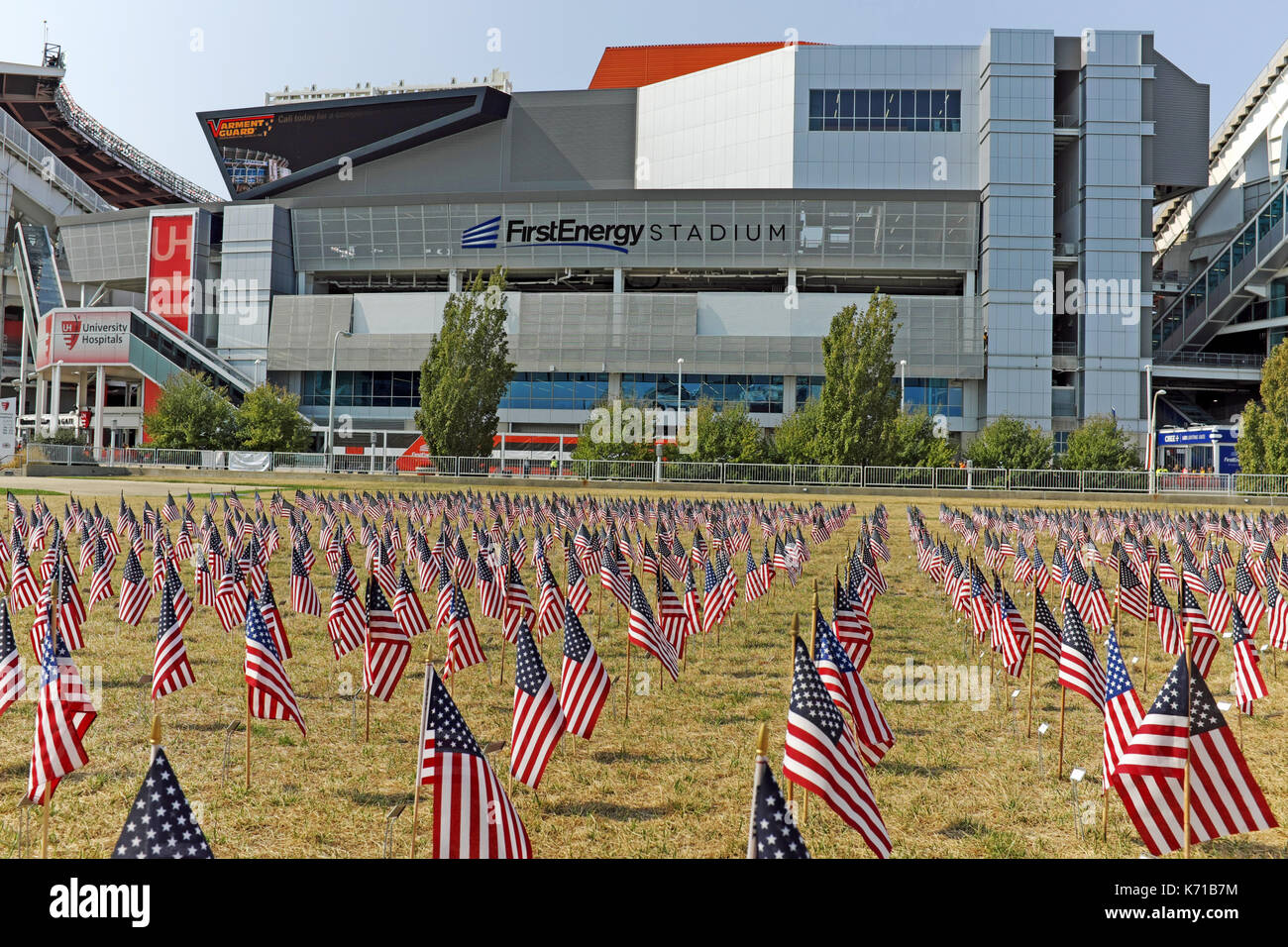 Miniatur US flags gegenüber vom ersten Energy Field, der Heimat der Cleveland Browns, in Cleveland, Ohio, USA am öffnung Tag gepflanzt. Stockfoto