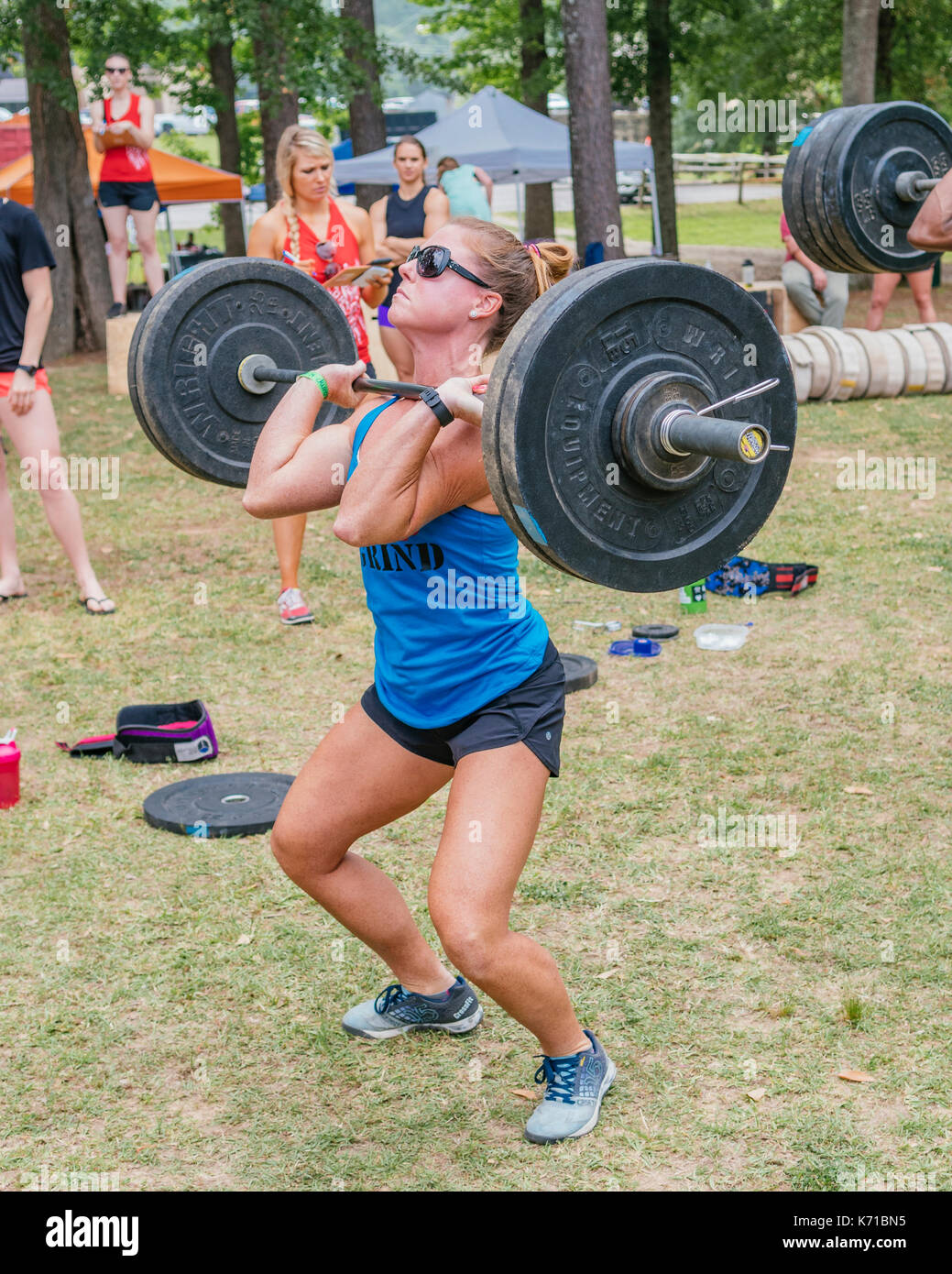 Frau konkurrieren in der Bekämpfung am Coosa fitness Herausforderung in wetumpka, Alabama, United States, Heben von schweren Gewichten. Stockfoto