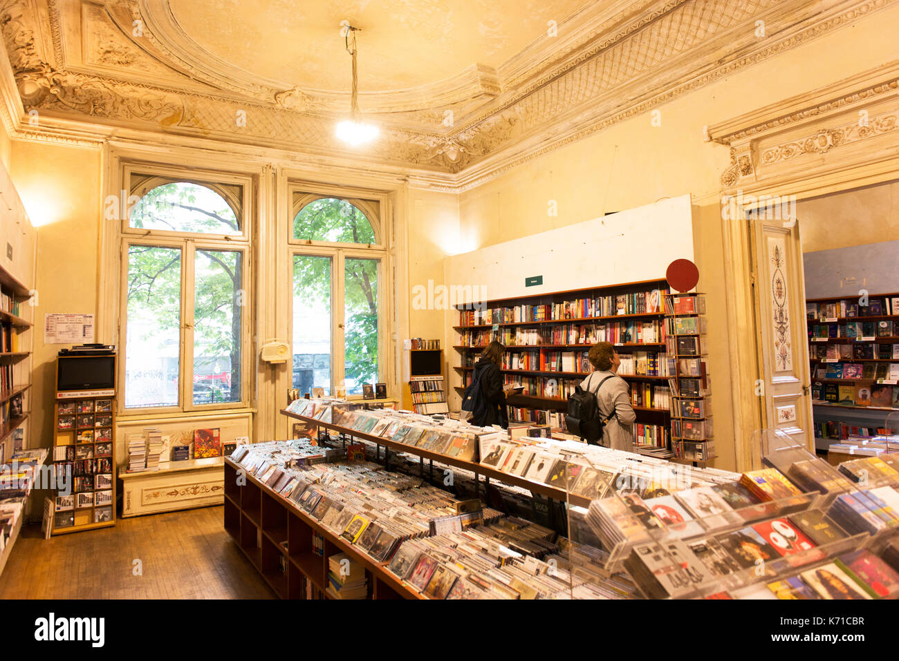 Die ursprüngliche Carturesti im Stadtzentrum von Bukarest ist ein populäres Buch/Geschenke Shop und Cafe. Stockfoto