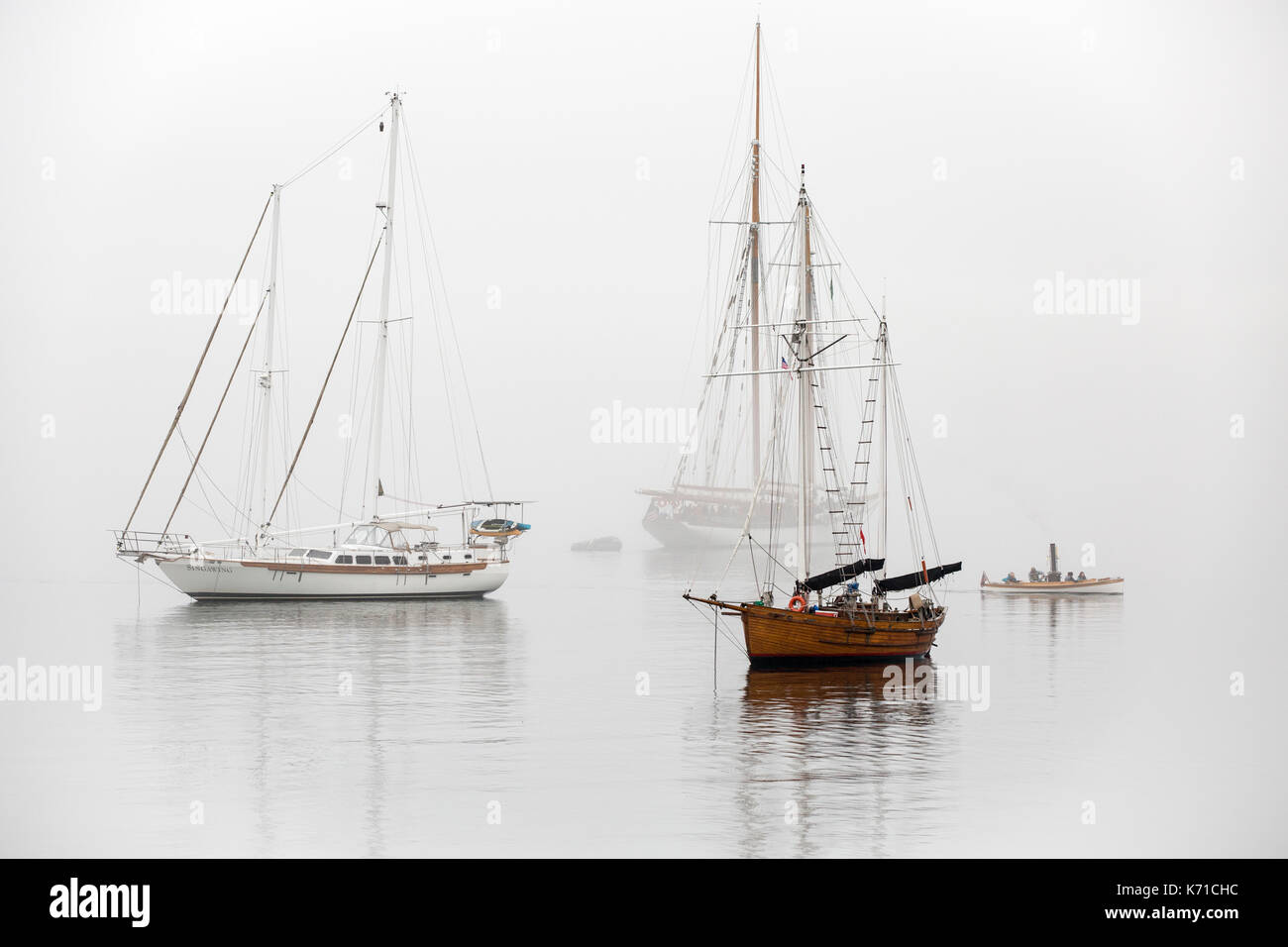 Motorboot, Segelboot aus Holz schoneryacht Port Townsend, Puget Sound, Washington. Segelboot Sternzeichen im Nebel. Stockfoto