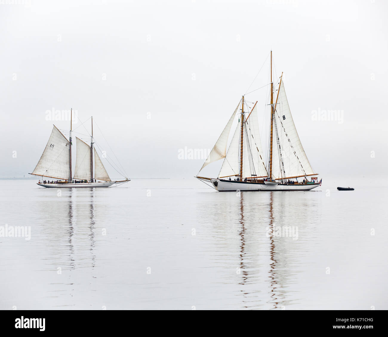 Motorboot, Segelboot aus Holz schoneryacht Port Townsend, Puget Sound, Washington. Segelboot Abenteurerin und Tierkreis im Nebel. Stockfoto