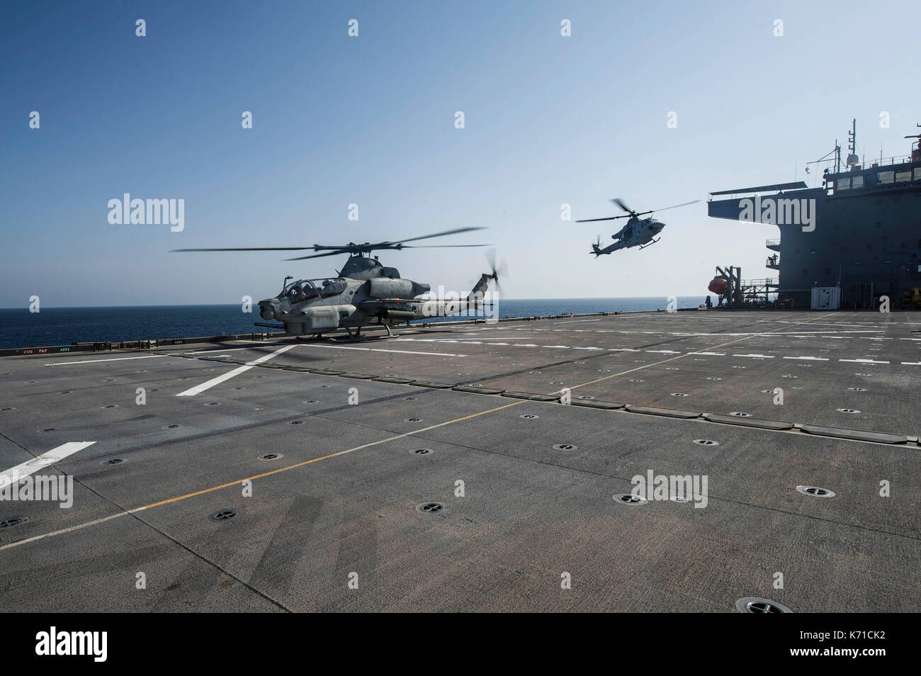 Eine AH-1 Cobra Helikopter und ein UH-1 Huey Hubschrauber Stockfoto