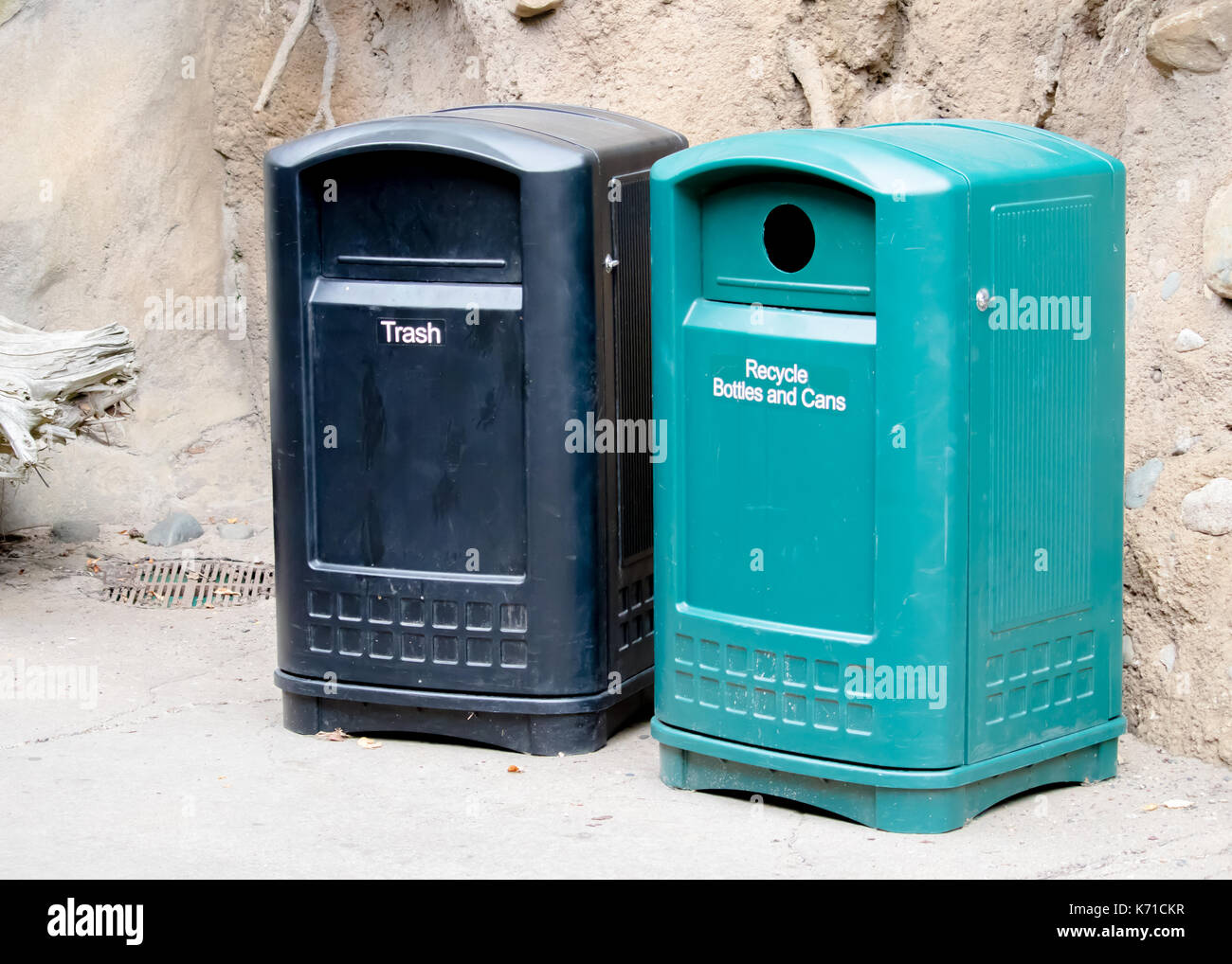Müll und Recycling Bins Stockfoto
