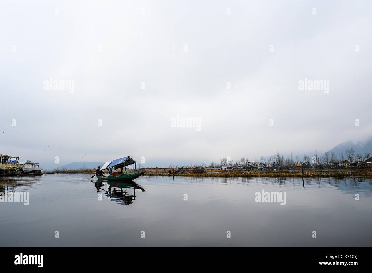 Wunderschöne Landschaft an Kaschmir im Winter. Shikara am Dal Lake als transpotation der lokalen Bevölkerung verwendet Stockfoto