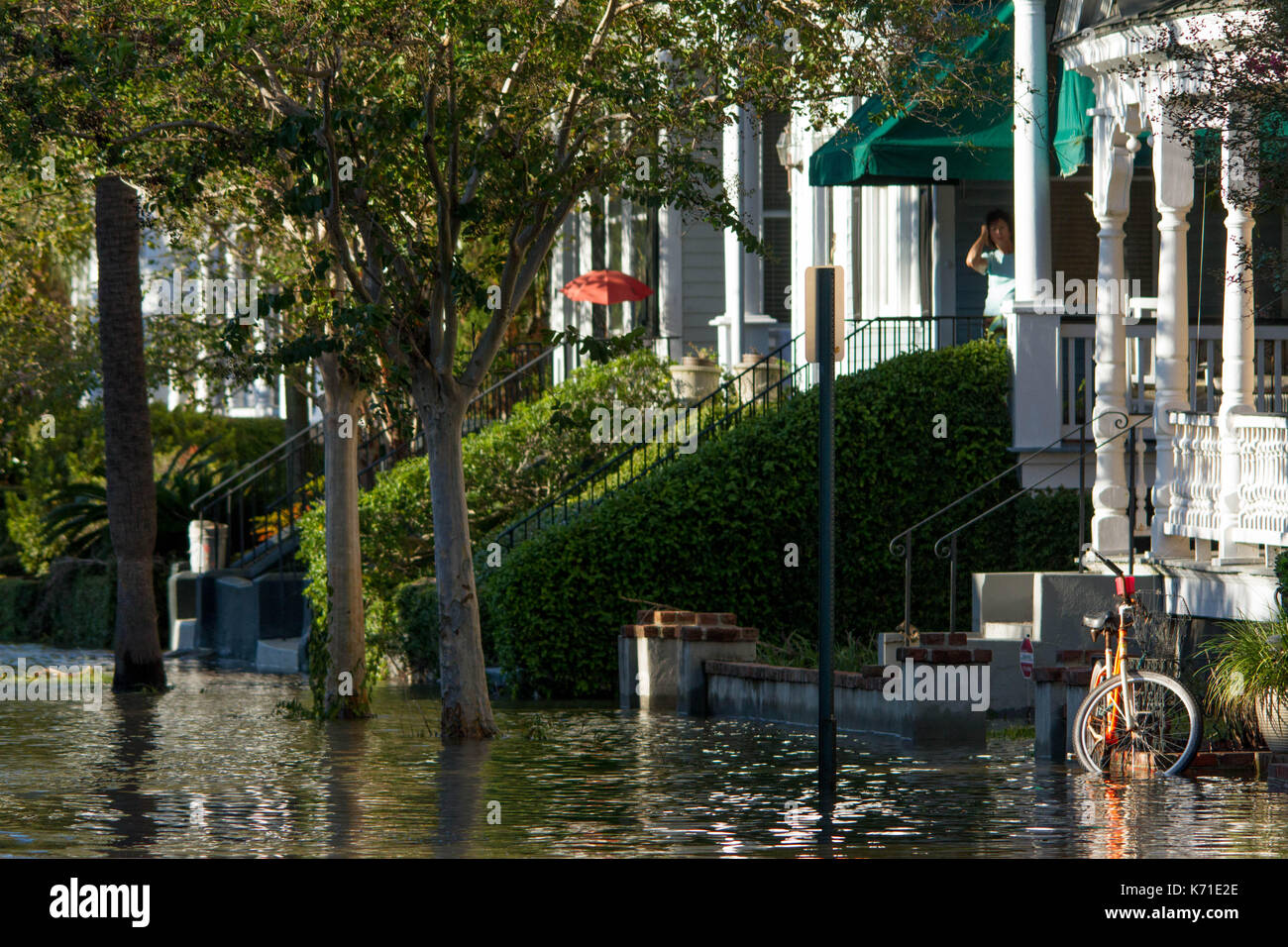 Hochwasser durch die Sturmflut des Hurrikans Irma verursacht bleiben in einigen Wohngemeinschaften in Charleston, SC, Dienstag, 12. September 2017. Stockfoto